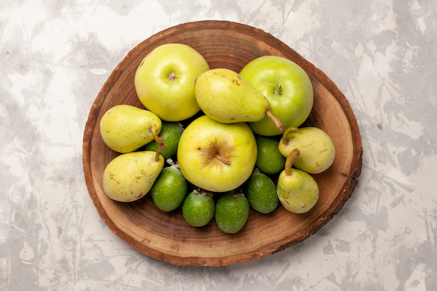 Vista de cima frutas frescas maçãs feijoa e pêras no espaço em branco