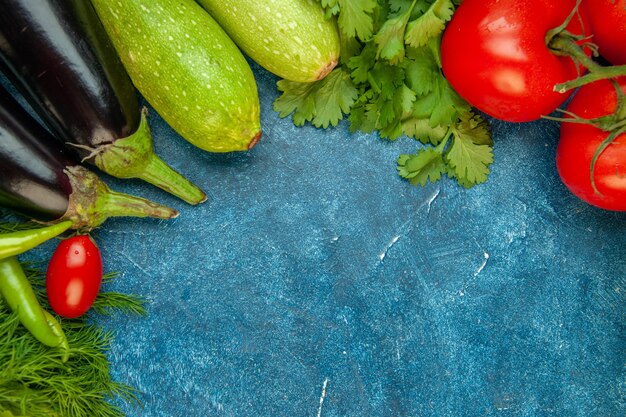 Vista de cima legumes abobrinha, cereja, tomate, endro, beringelas, tomate, coentro, com, espaço livre