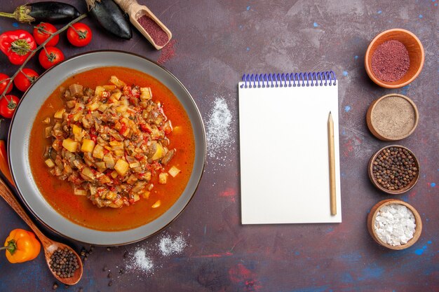 Vista de cima legumes cozidos fatiados com molho e temperos no chão escuro refeição comida jantar sopa molho vegetal