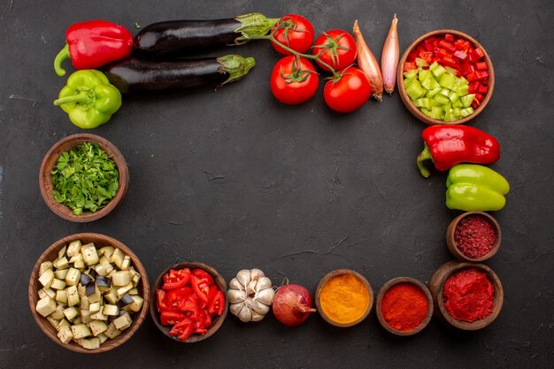 Vista de cima legumes frescos com verduras e temperos no fundo cinza refeição salada comida saudável vegetais