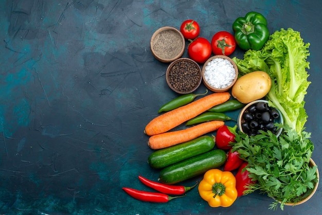 Vista de cima legumes frescos com verduras no fundo azul escuro salada lanche comida vegetal