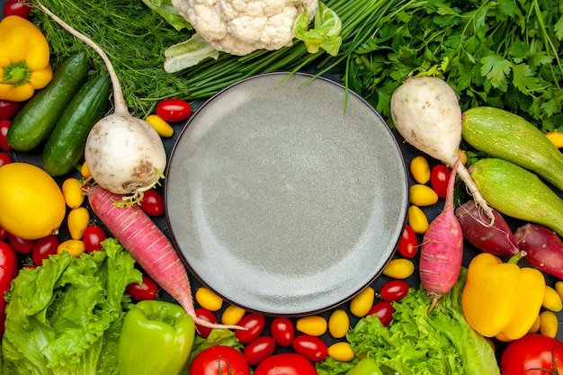 Vista de cima legumes frescos, tomates cereja, alface e endro, pimentão amarelo pepino, abobrinha