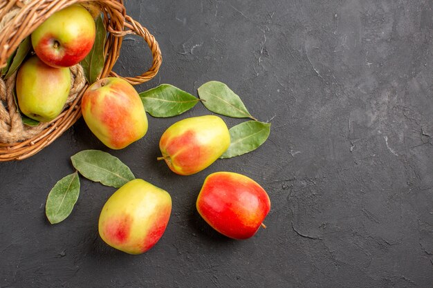 Vista de cima maçãs frescas frutas maduras dentro da cesta na mesa cinza frutas maduras frescas
