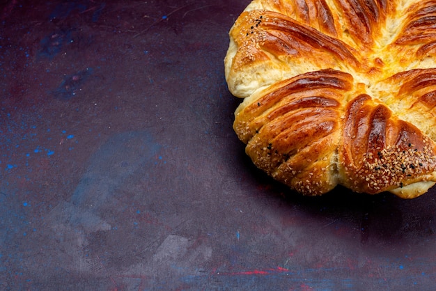 Vista de cima, massa deliciosa, pão doce assado na mesa escura.