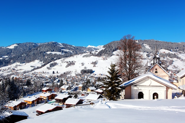 Vista de cima na aldeia de montanha de Megeve, Alpes franceses