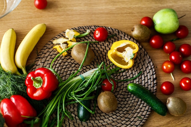 Vista de cima na mesa da cozinha com legumes e frutas