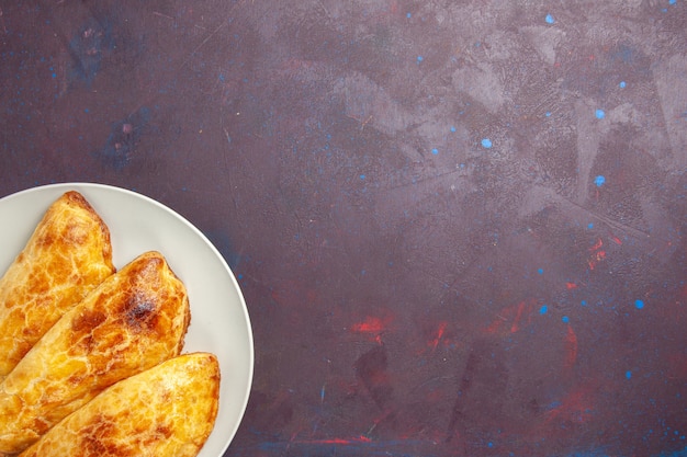 Foto grátis vista de cima, pães de confeitaria assados como dentro de um prato no espaço escuro