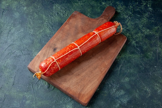 Foto grátis vista de cima para baixo, salsicha fresca e saborosa na superfície azul