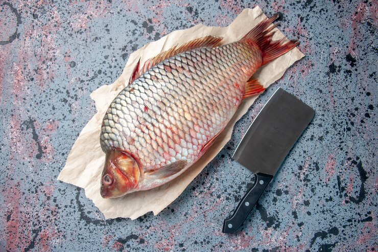 Foto grátis vista de cima peixe cru fresco no fundo azul