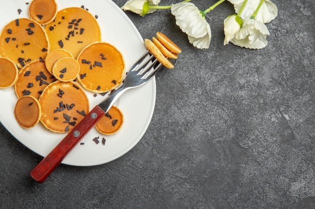 Foto grátis vista de cima pequenas panquecas com chips de chocolate no cinza