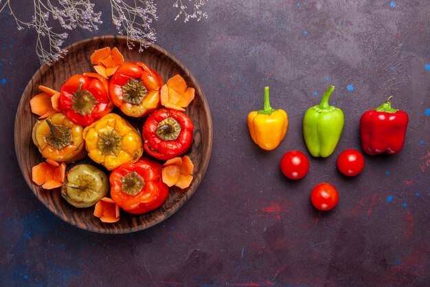 Vista de cima pimentões cozidos com carne moída na superfície cinza-escura carne comida vegetal carne bovina