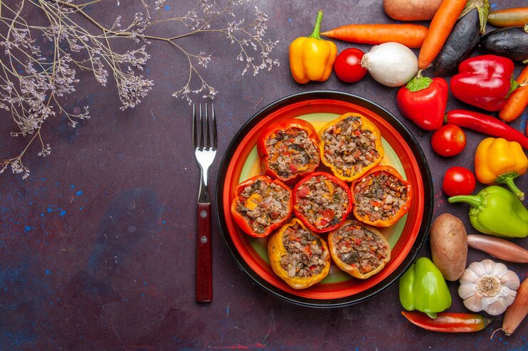 Foto grátis vista de cima pimentões cozidos com diferentes temperos em uma superfície cinza escura comida dolma carne com vegetais