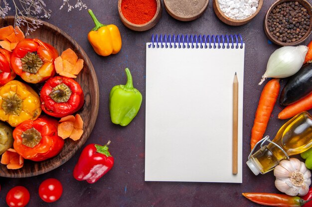 Vista de cima pimentões cozidos com legumes frescos e temperos na superfície cinza refeição dolma vegetal carne bovina