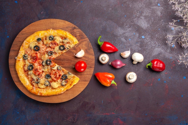 Vista de cima pizza de cogumelos fatiada massa cozida com queijo e azeitonas na superfície roxa escura comida pizza italiana assar farinha de massa