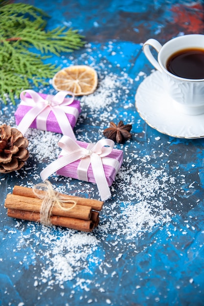 Vista de cima presentes de natal abeto galhos de árvore cones anis em fundo azul lugar livre