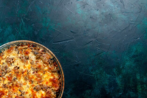 Foto grátis vista de cima refeição de carne cozida com legumes e carne fatiada junto com queijo na mesa escura comida prato de refeição de carne jantar forno assar