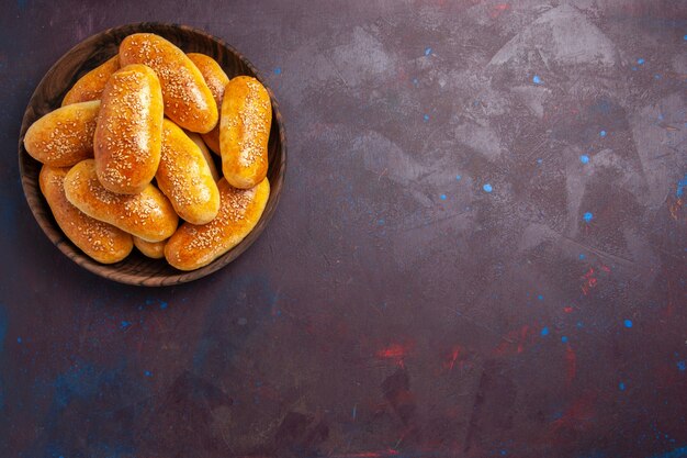 Vista de cima rissóis doces deliciosa massa assada para chá na mesa escura refeição massa massa folhada comida chá rissol