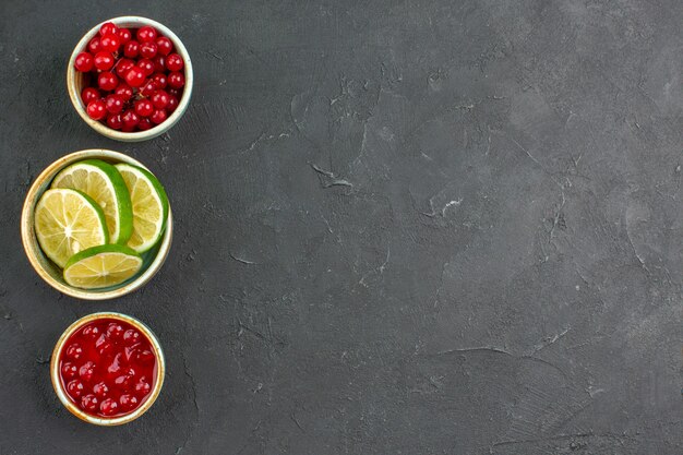 Vista de cima rodelas de limão fresco com frutas vermelhas