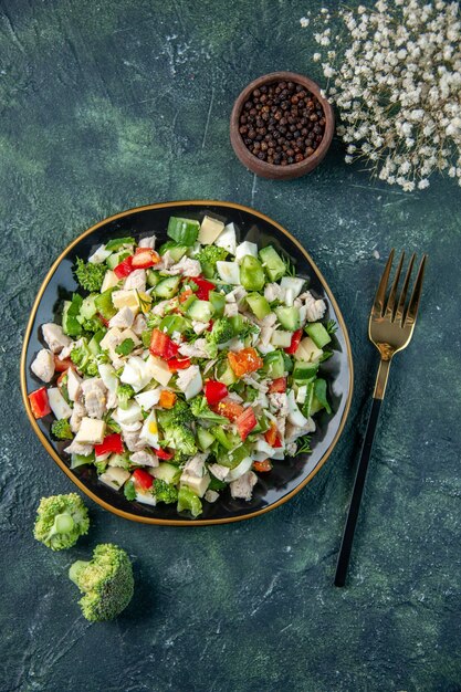 vista de cima saborosa salada de vegetais com queijo no fundo azul escuro cor da refeição saúde almoço cozinha dieta fresca restaurante comida