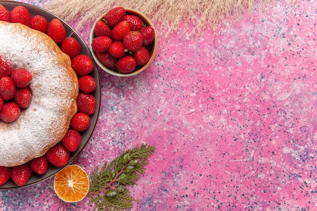 Vista de cima saborosa torta de morango com açúcar em pó em rosa claro