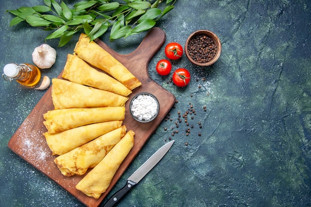 Vista de cima saborosas panquecas enroladas com pimenta em fundo escuro torta de carne pastelaria massa de bolo doce cores de refeição