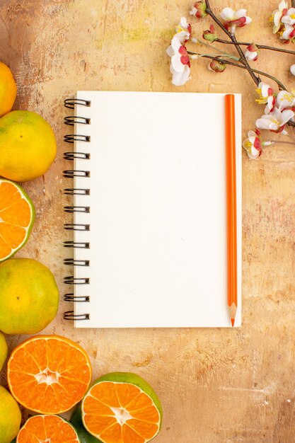 Foto grátis vista de cima saborosas tangerinas frescas com bloco de notas