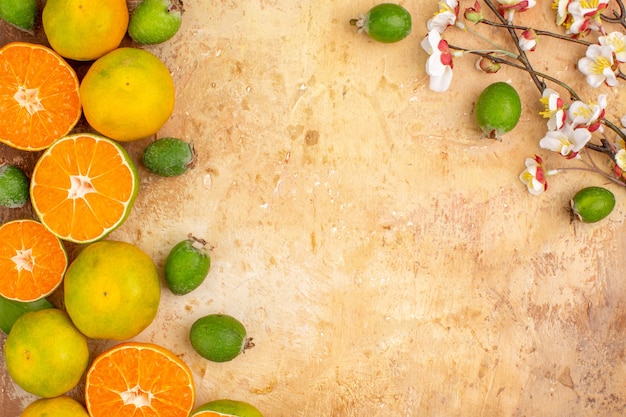 Foto grátis vista de cima saborosas tangerinas frescas com feijoas