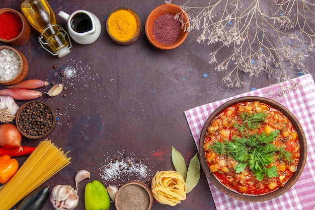 Vista de cima saborosos vegetais cozidos fatiados com molho e temperos no fundo escuro molho sopa comida jantar refeição