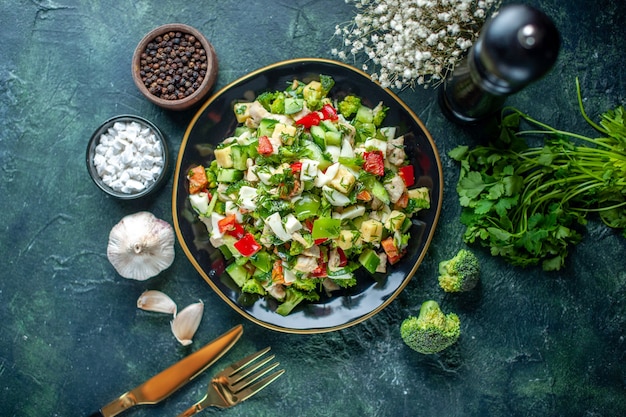 vista de cima salada de vegetais consiste em queijo de pepino e tomates em fundo azul escuro dieta saudável comida almoço cor culinária refeição