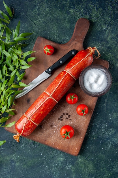 Vista de cima salsicha fresca saborosa com tomates em fundo escuro comida hambúrguer animal sanduíche refeição pão pão cor carne