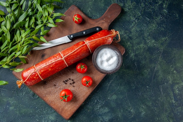 Vista de cima salsicha fresca saborosa com tomates em fundo escuro comida hambúrguer animal sanduíche refeição pão pão cor carne