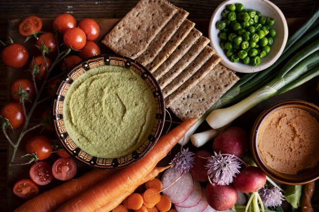 Vista de cima sobre o hummus colorido