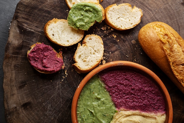 Vista de cima sobre o hummus colorido