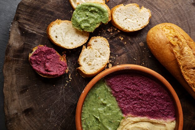 Vista de cima sobre o hummus colorido