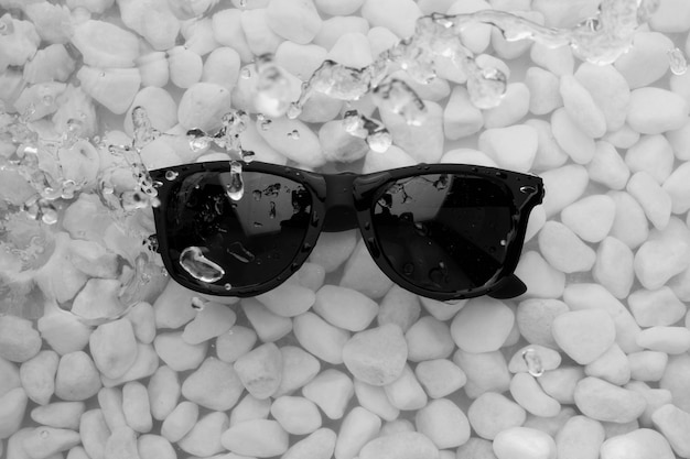 Foto grátis vista de cima sobre óculos de sol flutuando na água