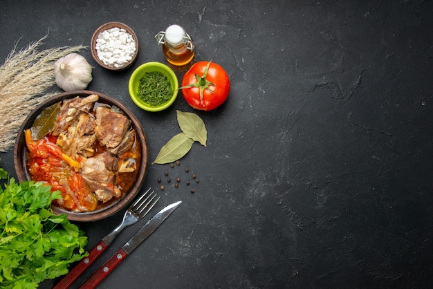 Vista de cima sopa de carne com verduras e tomate em carne escura com molho cinza refeição comida quente prato de batata com foto