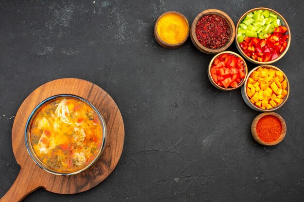 Vista de cima sopa saborosa com pimenta fresca fatiada em fundo cinza refeição de sopa comida temperos de carne picantes