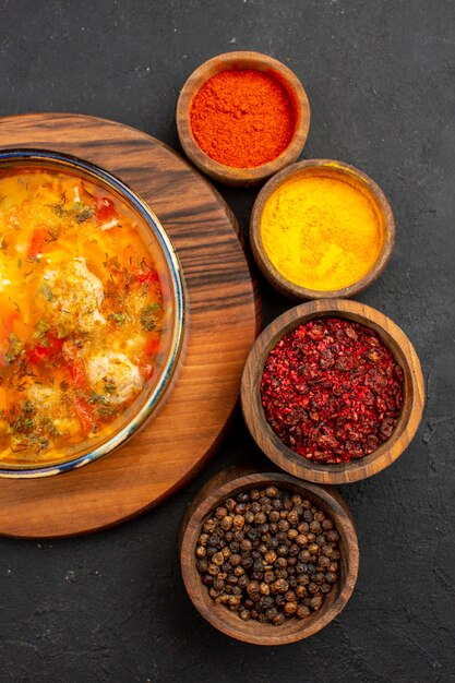 Vista de cima sopa saborosa com temperos em fundo cinza refeição de sopa comida carne tempero picante