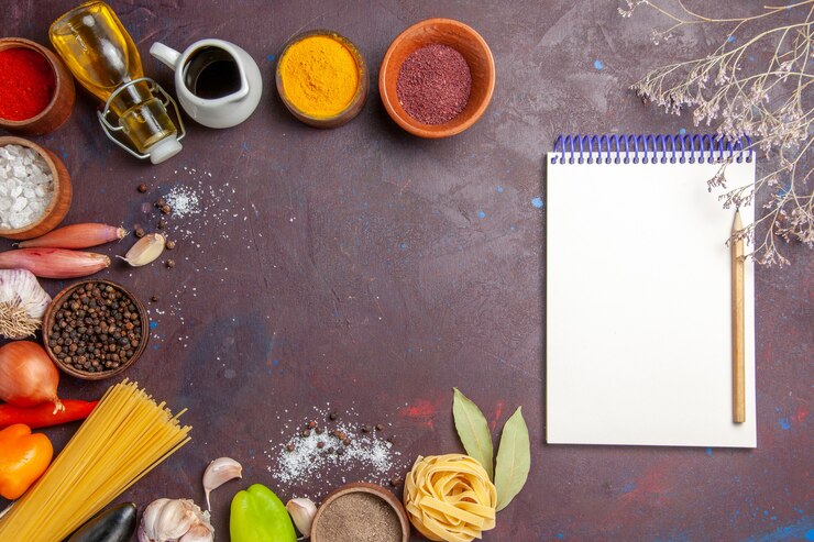 Foto grátis vista de cima temperos diferentes com legumes frescos na mesa escura pimenta picante comida salada saúde