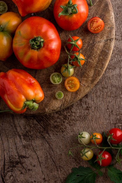 Vista de cima, tomates e pimentas