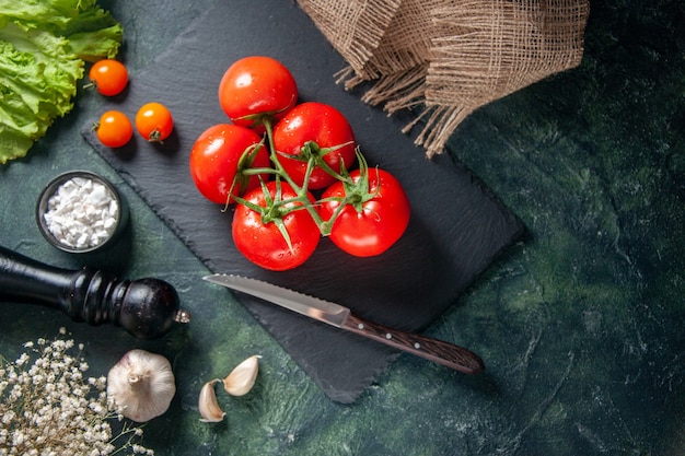 vista de cima tomates vermelhos frescos na superfície escura jantar salada madura crescer refeição foto cor de comida