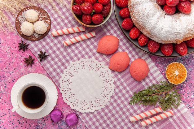 Foto grátis vista de cima torta de açúcar em pó bolo de morango com bolos rosa e chá rosa