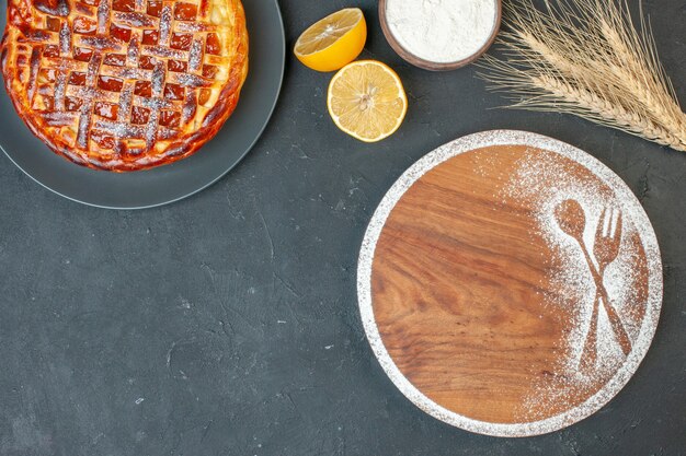 Vista de cima torta de frutas deliciosas com geleia na massa de bolo cinza biscoito torta de açúcar chá doce assar