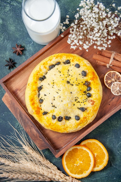 Vista de cima torta doce com leite no fundo azul escuro hotcake fruta assar torta bolo biscoito sobremesa pastelaria assar