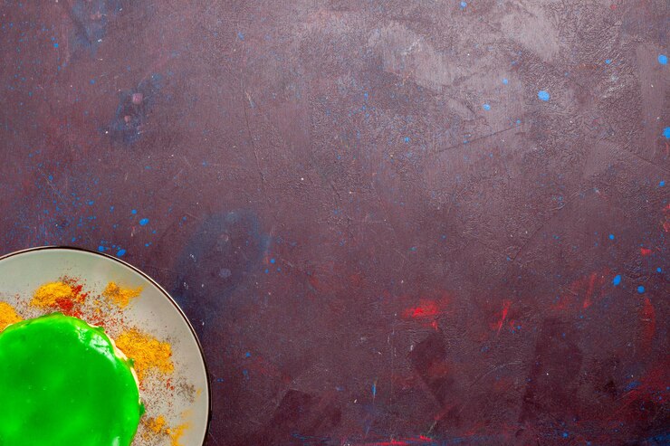 Foto grátis vista de cima um pequeno bolo delicioso com creme verde dentro do prato na superfície escura