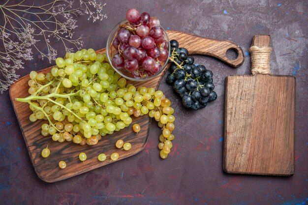 Vista de cima uvas frescas maduras no chão escuro vinho uva fresca planta de árvore de fruta madura