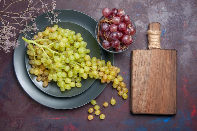 Vista de cima uvas frescas maduras uvas verdes na superfície escura vinho uva fresca fruta árvore planta madura