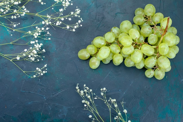 Vista de cima uvas verdes frescas na mesa azul fruta fresca e suave cor suculenta