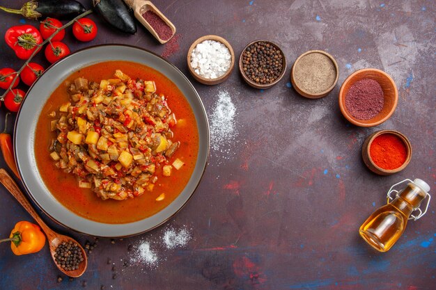 Vista de cima vegetais cozidos fatiados com molho e temperos em fundo escuro refeição molho comida jantar sopa vegetais