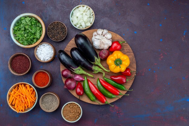 Vista de cima verduras e temperos com cebolas fatiadas e vegetais frescos na mesa escura salada comida refeição vegetal lanche